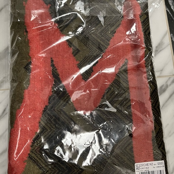 MISSONI WRITTEN IN ORANGE ACROSS A SIGNATURE CHEVON SCARF - Picture 16 of 16